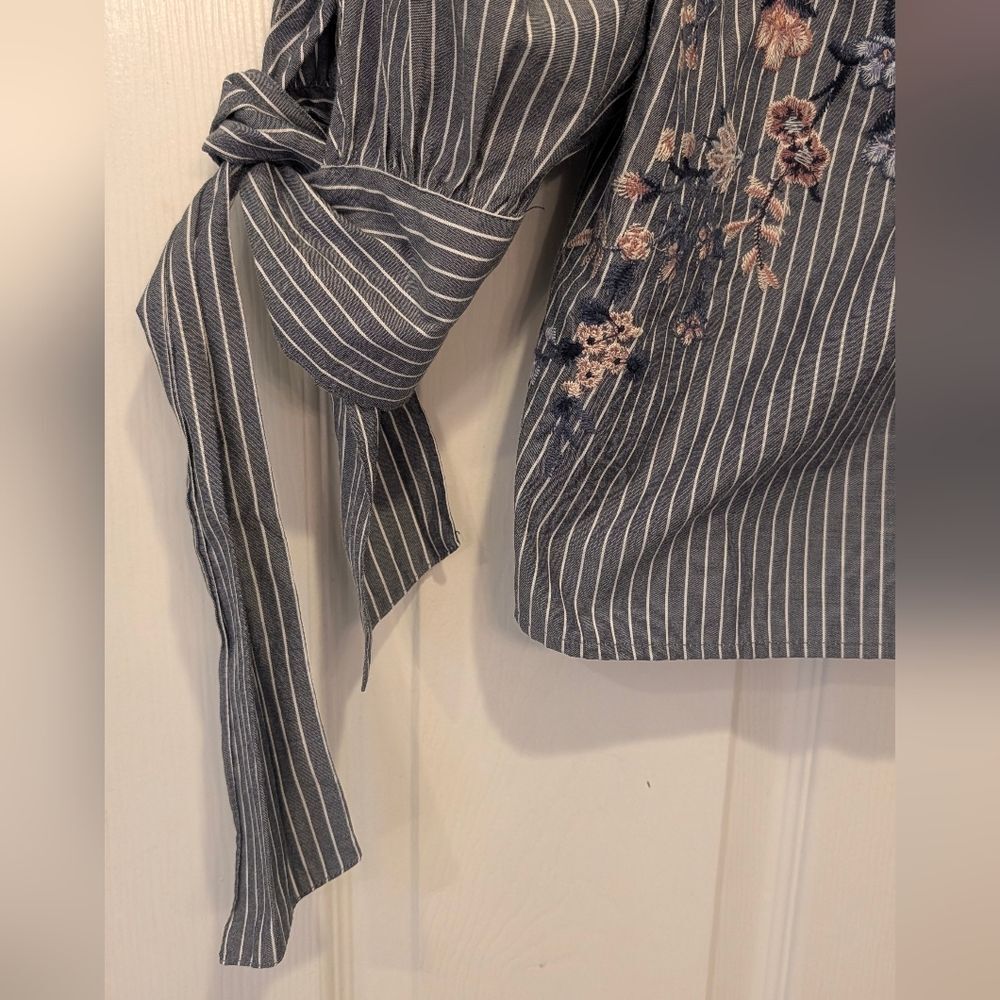 American Eagle Floral Embroidered Off-Shoulder Top Gray Boho Relaxed Babydoll S - Picture 4 of 9